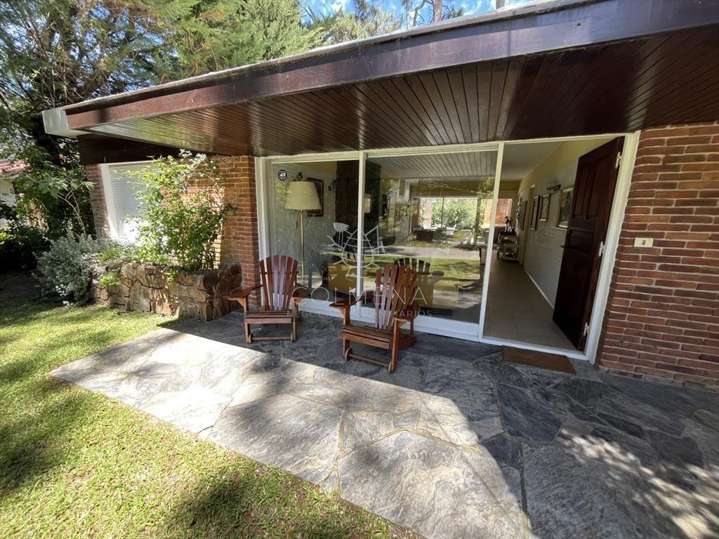 Casa en Playa Mansa, 5 dormitorios y 4 baños.