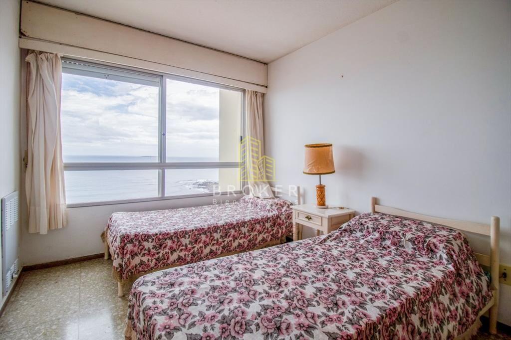 Venta de apartamento de tres dormitorios en Punta