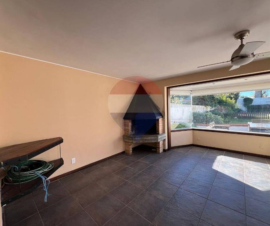 VENTA CASA CARRASCO 4 DORM, SERV BARB Y PISCINA