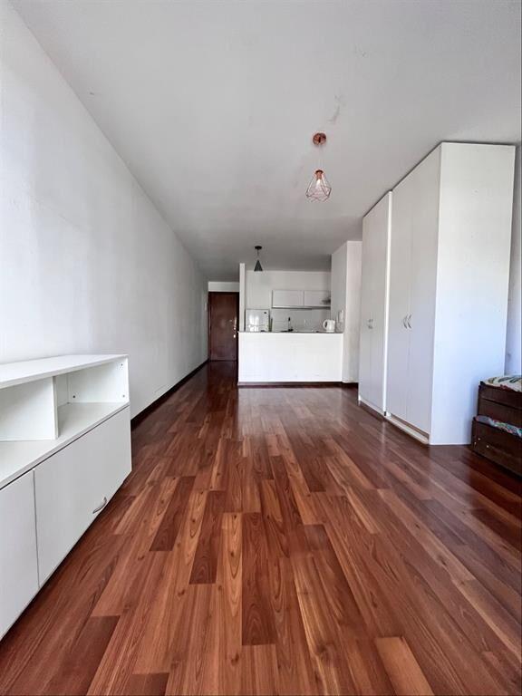 Alquiler ambiente pocitos ,al frente con terrazas eje  para