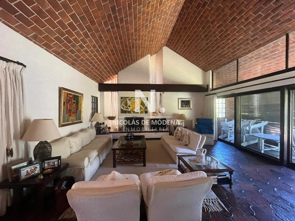 Venta de Espectacular casa en Barrio Golf