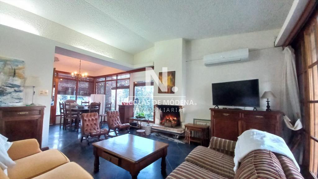Vende casa de 3 dormitorios (incluye depp), en 4