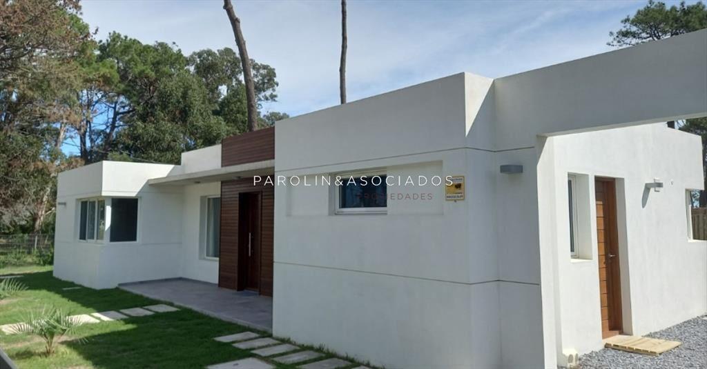 Casa en venta de 3 dormitorios en La Barra, Punta del Este.