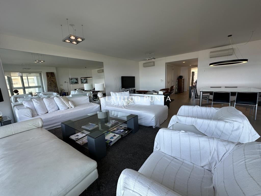 Apartamento en Le Parc, 3 suites más dependencia