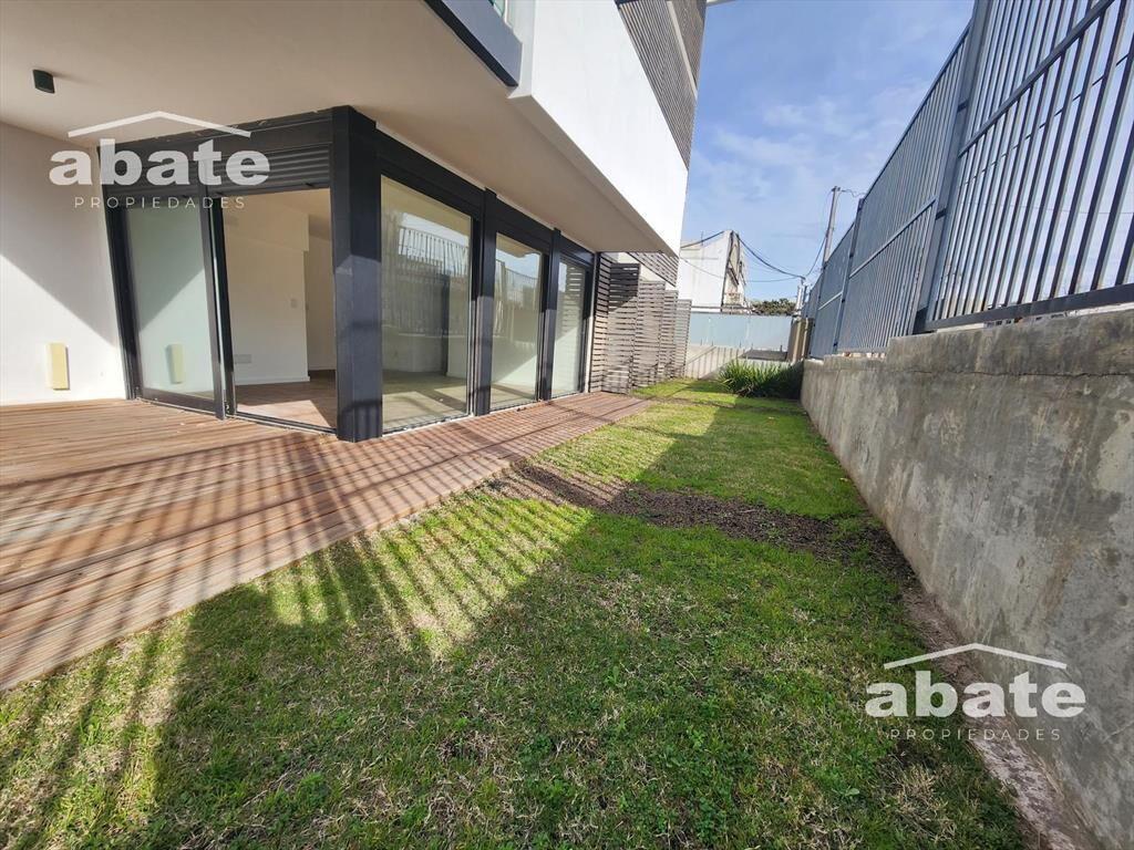 Venta apartamento de 2 dormitorios con deck y jardín con re
