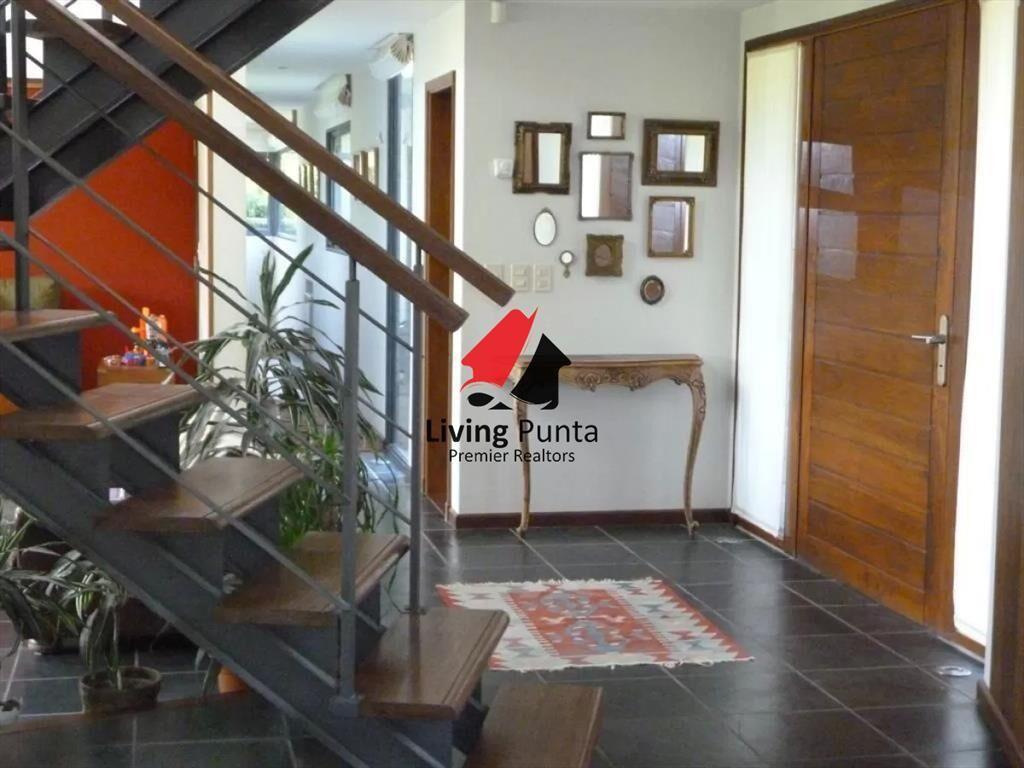 Hermosa casa de 4 dormitorios en agradable entorno.