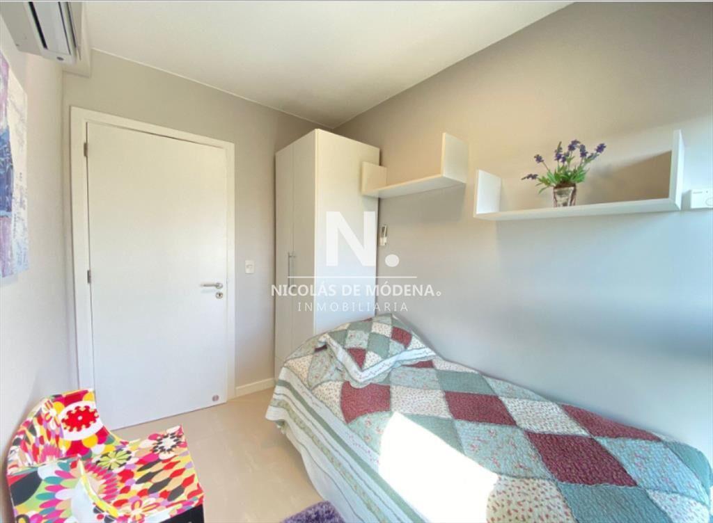 Vende Apartamento de 2 dormitorios frente al mar,