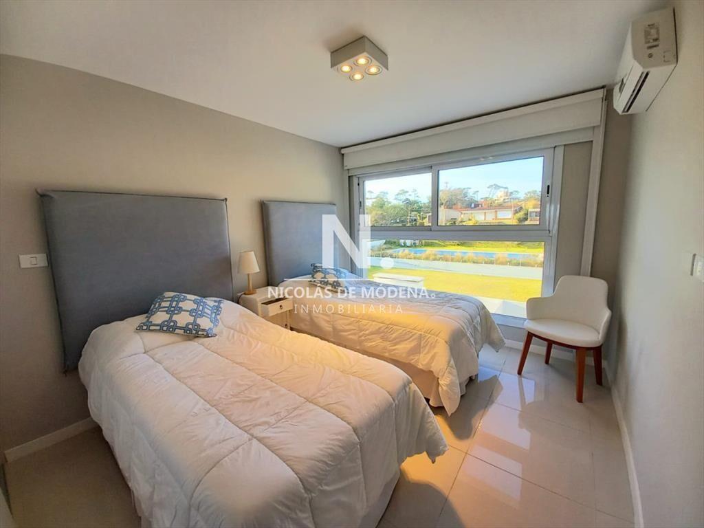 Apartamento Frente al Mar en Venta Dos y Servicio