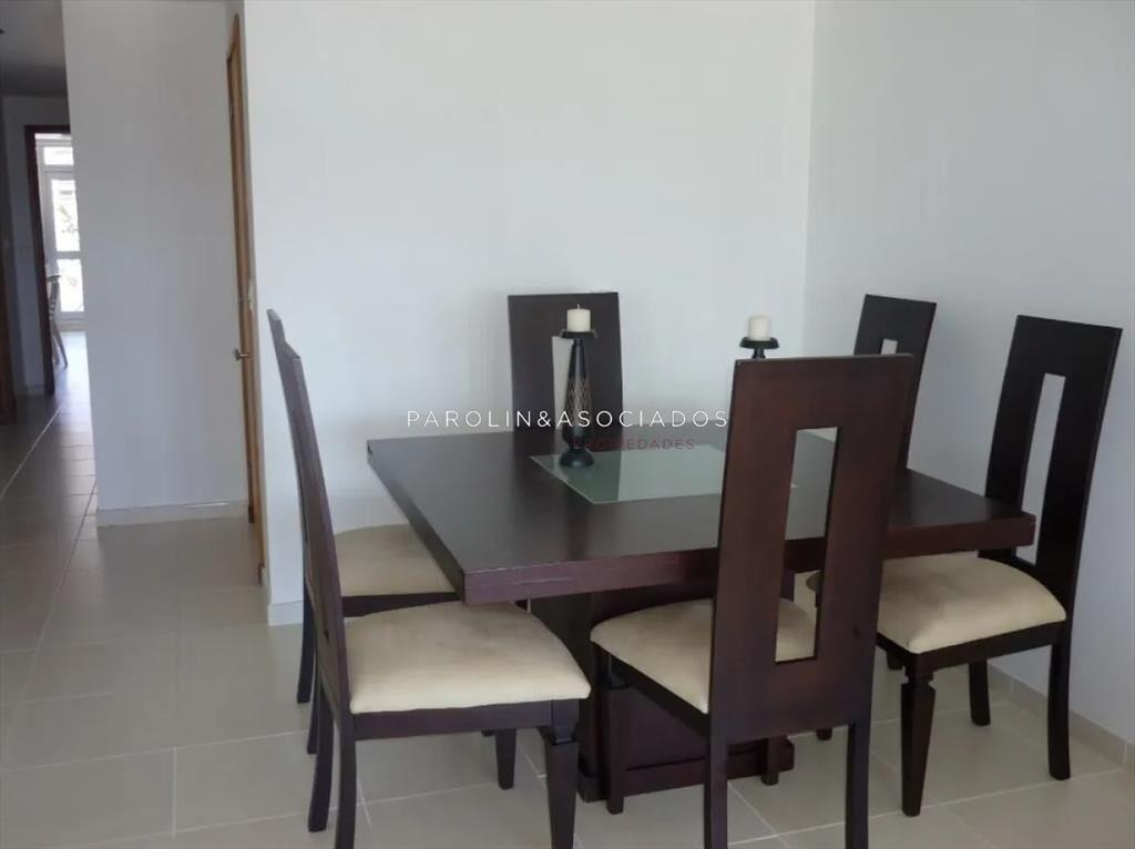 DEPARTAMENTO DE 2 DORMITORIOS  EN SEASON TOWER, PUNTA DEL