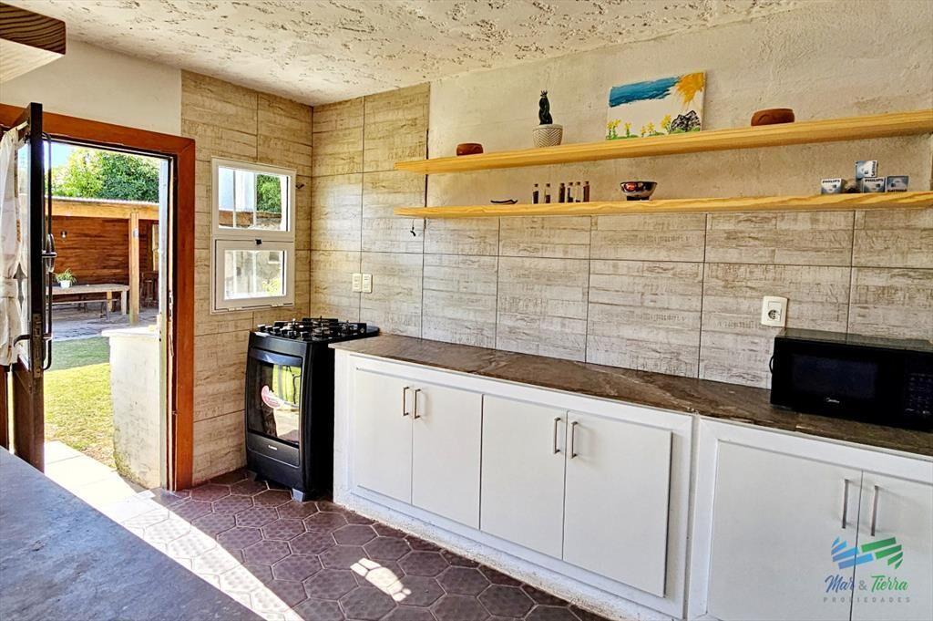 Se alquila casa 5 con piscina, a 1 cuadra de la playa mansa