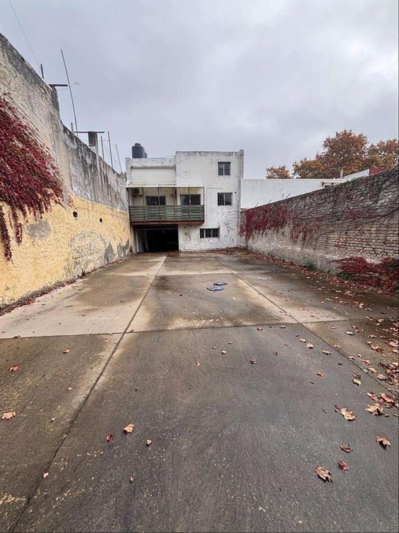 Alquiler Deposito libre 230m2 sobre Avenida Burgues Reducto