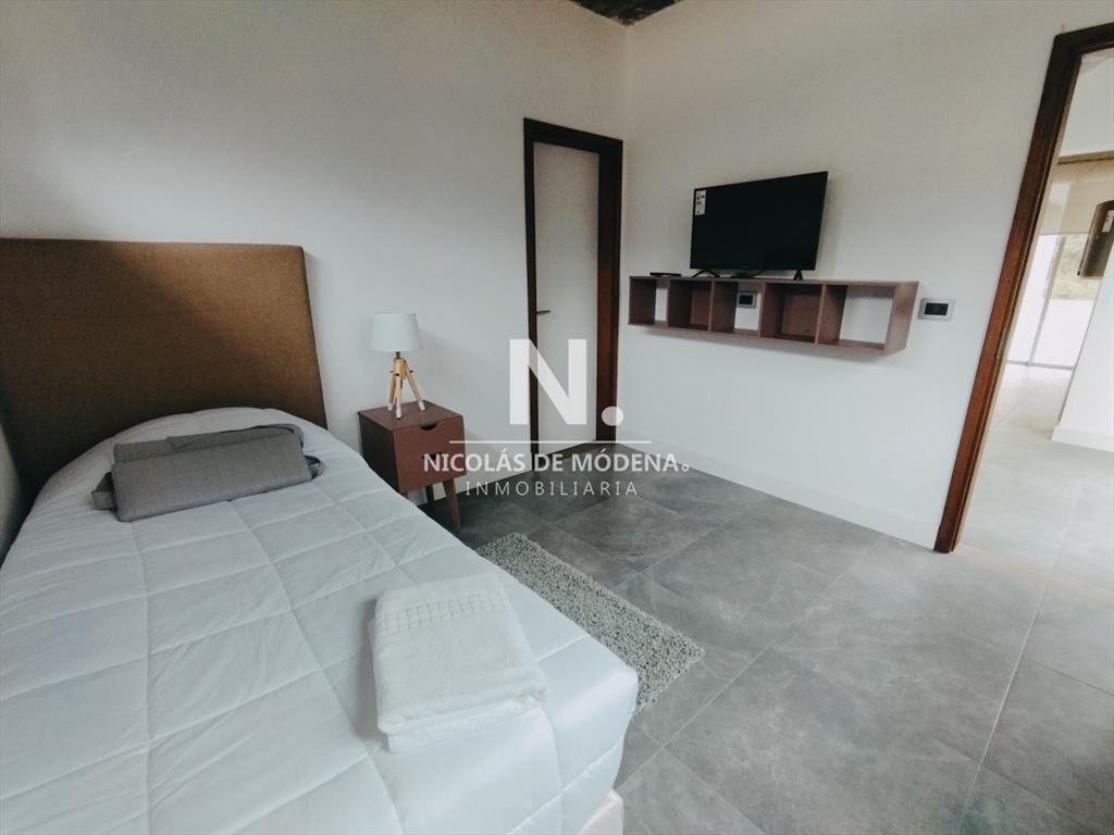 Espectacular casa en barrio Solanas, venta