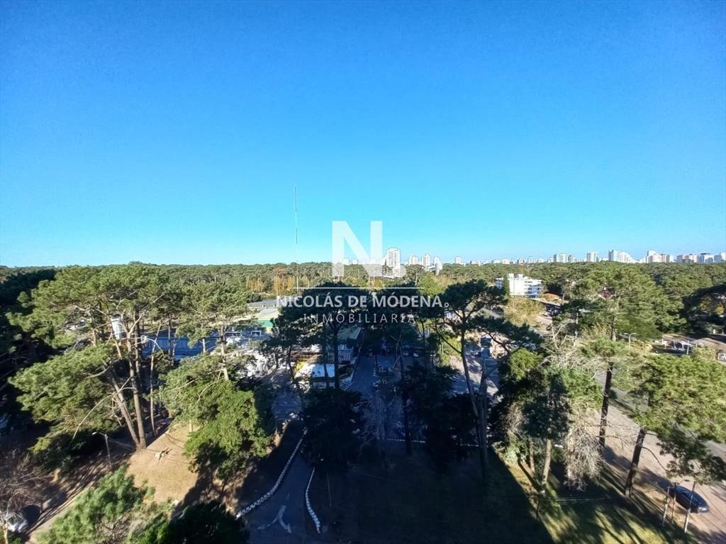 Apartamento en Venta de 3 dormitorios en Av. ,