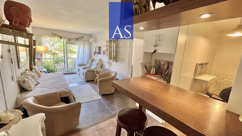 Apartamento de 1 dormitorio con terraza y cochera