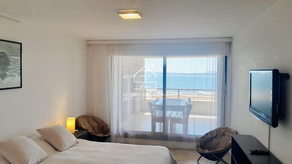 Venta de apartamento de dos dormitorios con dos