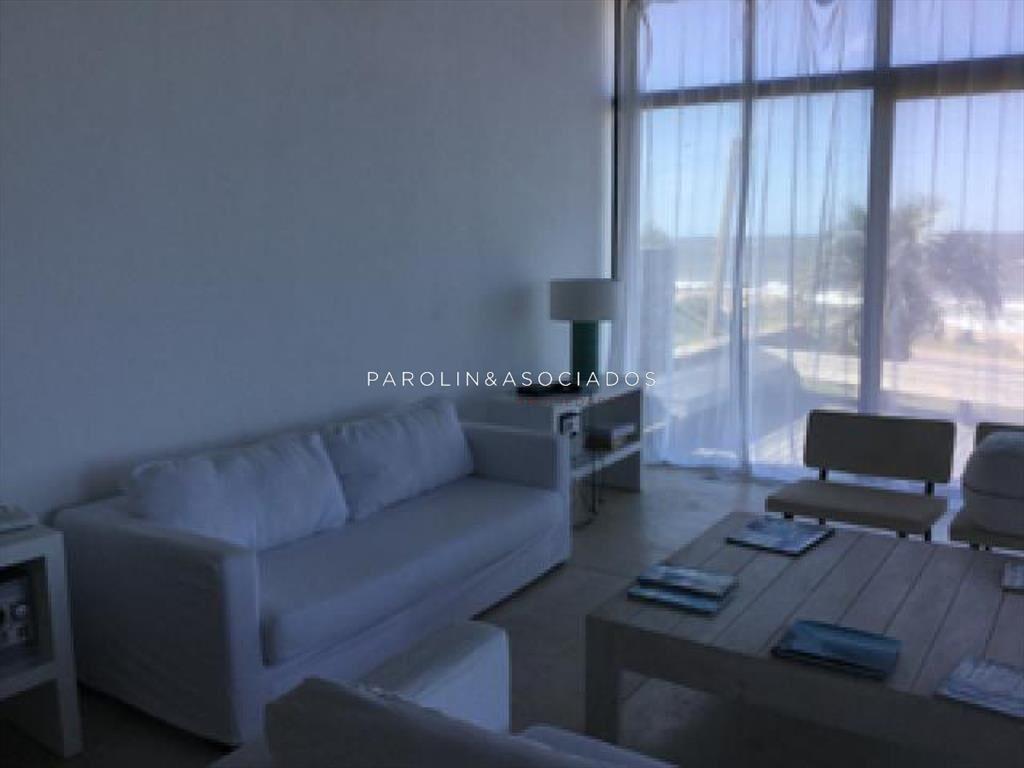 Moderna casa en venta frente al mar en Punta del