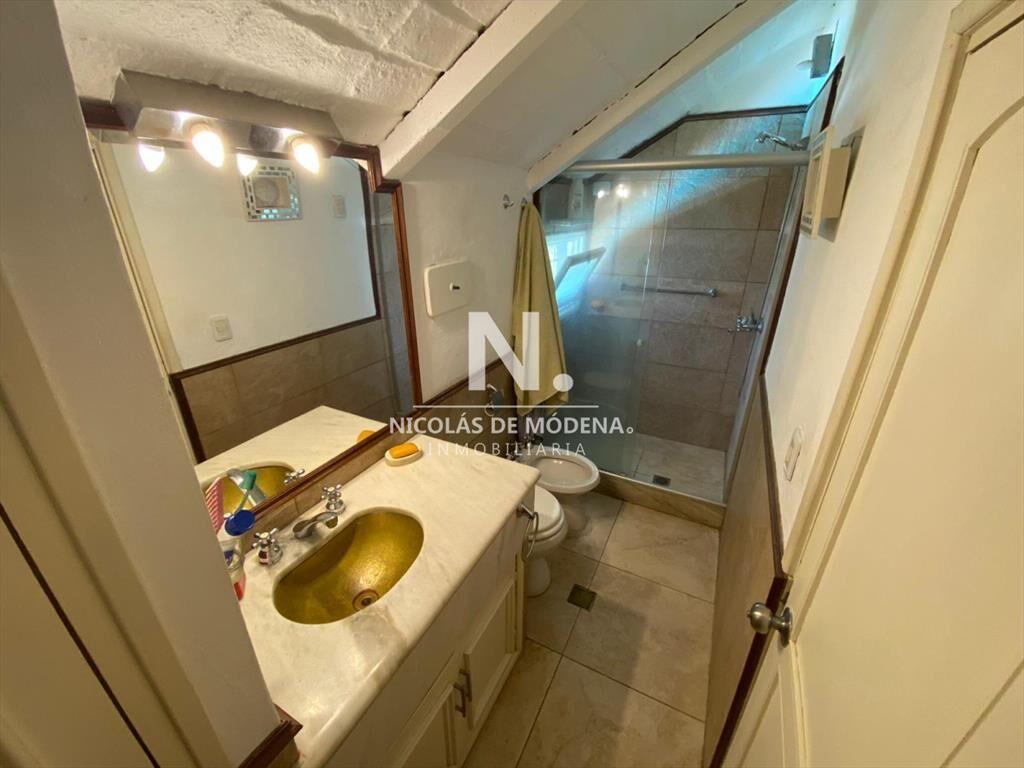 Excelente casa de dos plantas con piscina!