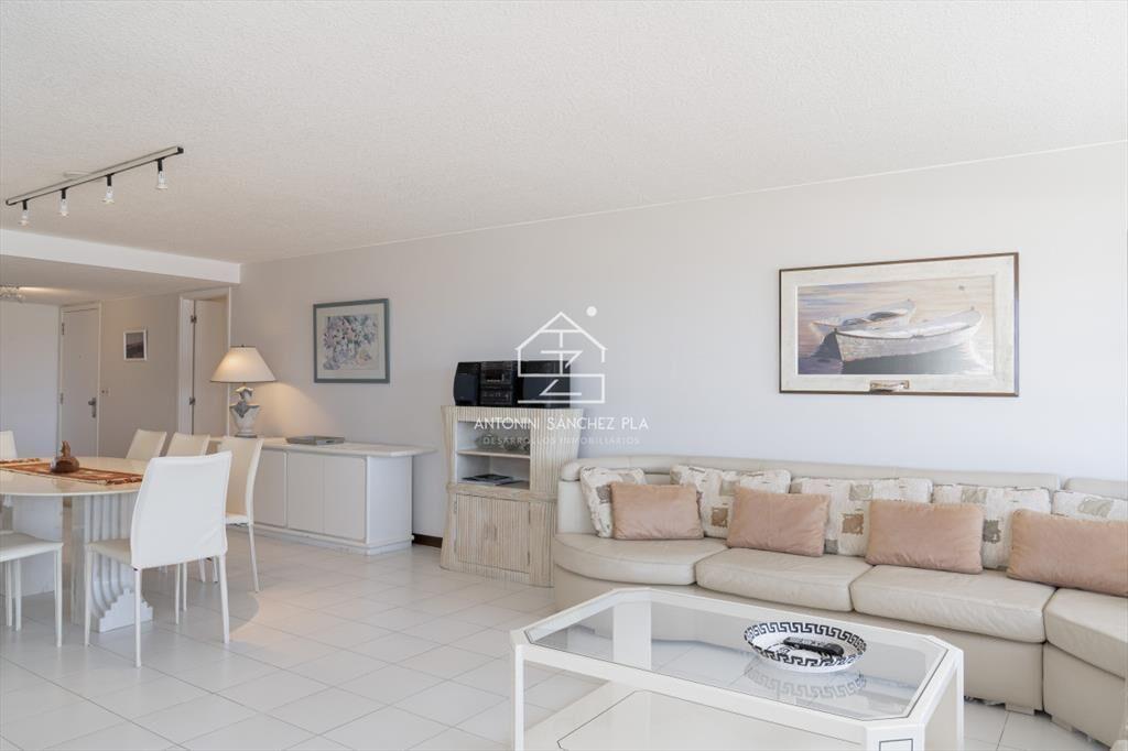 Venta de apartamento de 3 dormitorios y dep. de servicio en