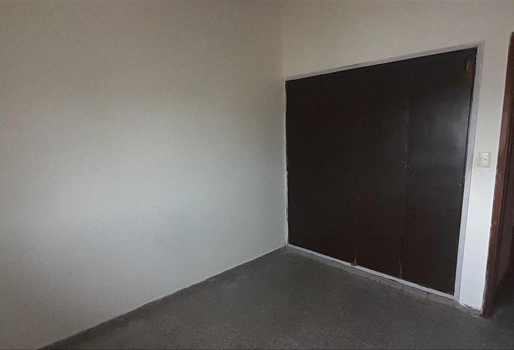 Venta de Apartamento.4 Dormitorios,1 baño.Barrio 2 Naciones
