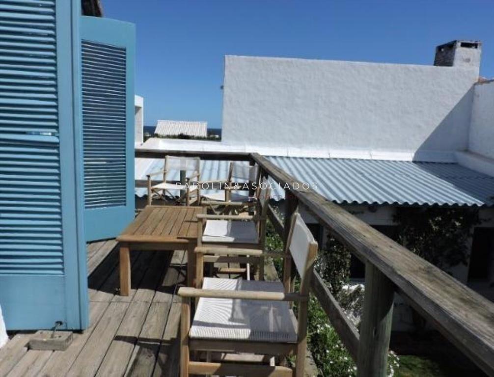 Casa de 5 dormitorios en venta en La Barra, Punta del Este.