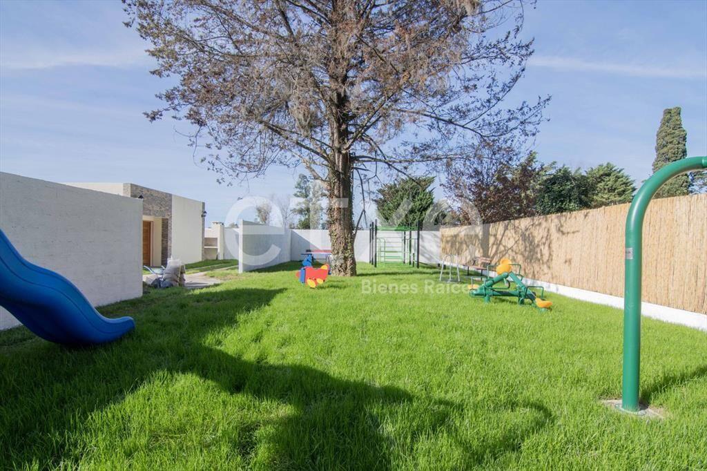 Venta de Casa con jardín grande en Solymar Gardens ...