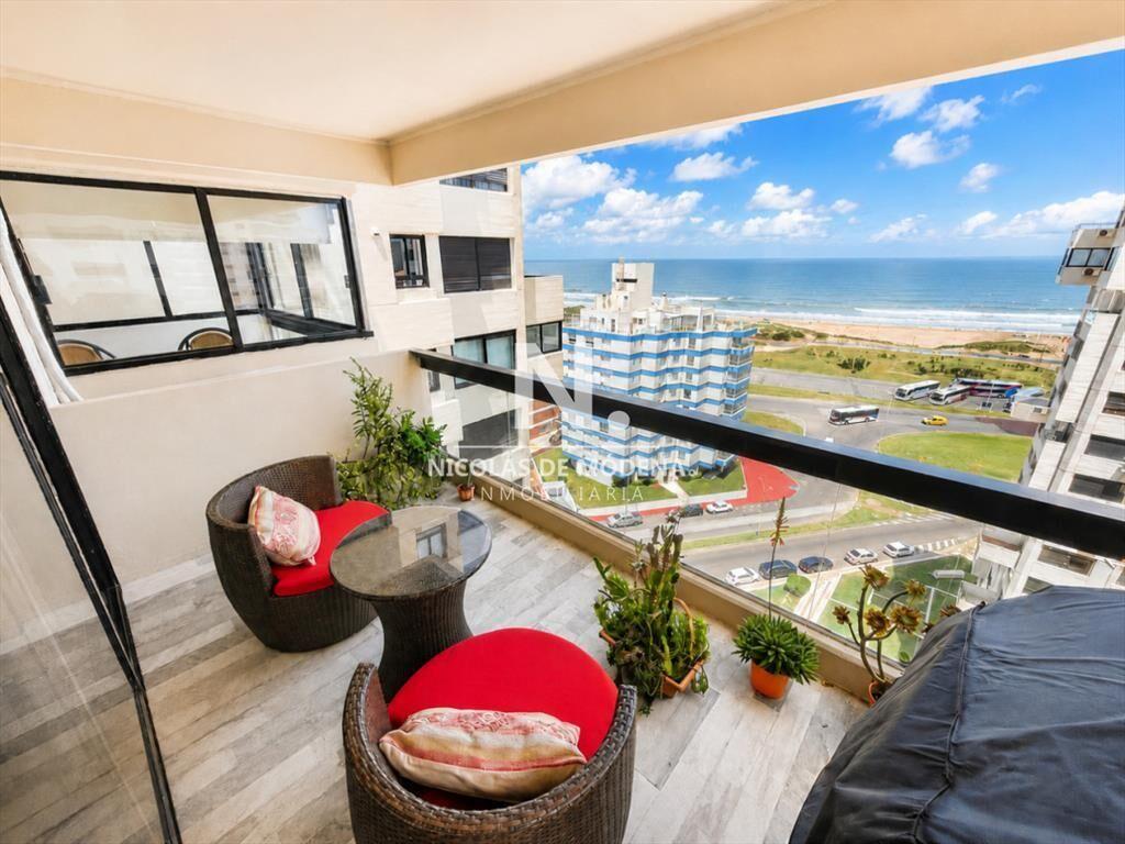Apartamento en Venta, 3 dormitorios y servicio, en Playa Br
