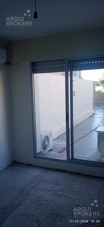 Apartamento de dos dormitorios y patio en venta en Pocitos