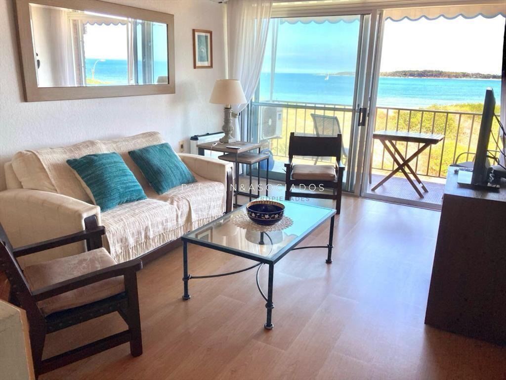 Apartamento En Venta Frente Al Mar, Punta Del Este.