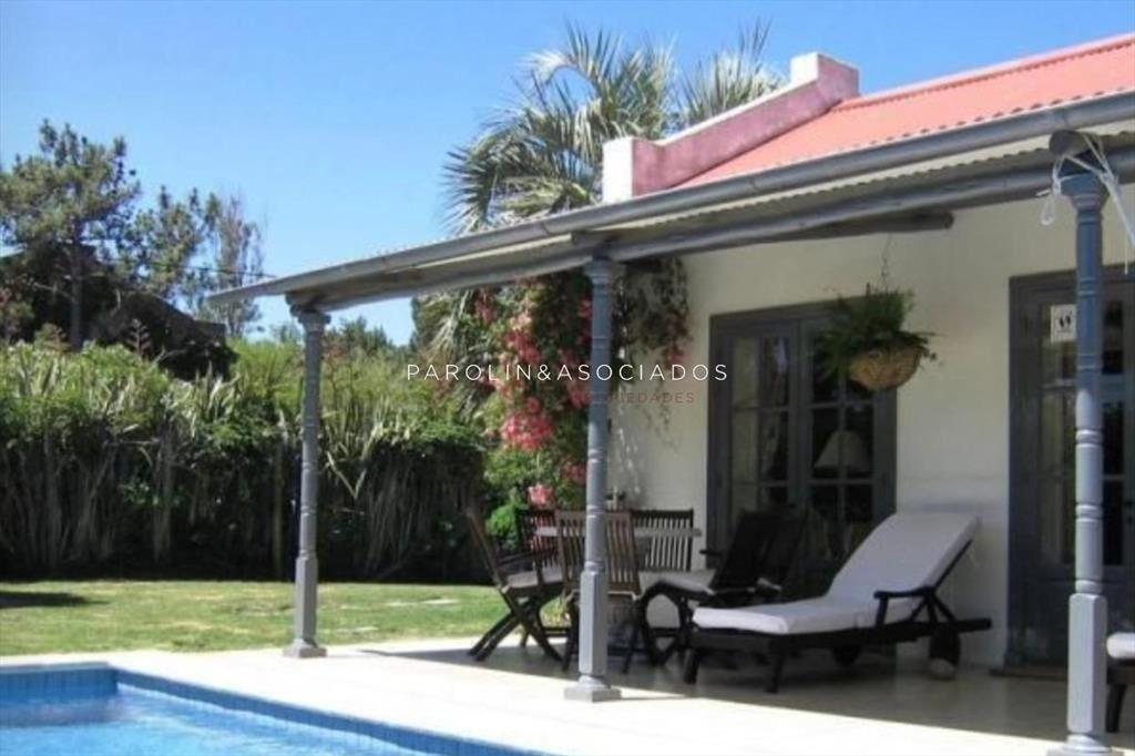 CASA EN VENTA DE 4 DORMITORIOS EN LA BARRA