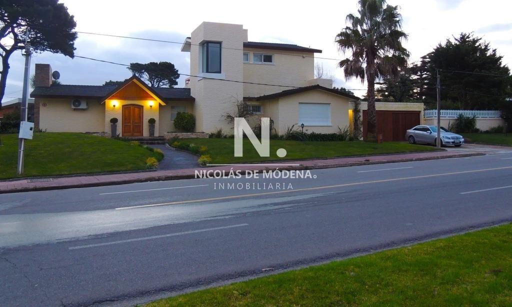 VENDE EXCELENTE CASA DE 4 DORMITORIOS EN PLAYA MANSA, PUNTA