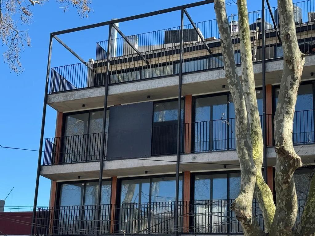 Venta de apartamento dúplex de 1 dormitorio con cochera en A