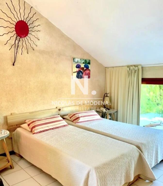 Chalet de 3 suites + dependencia en venta, Zona