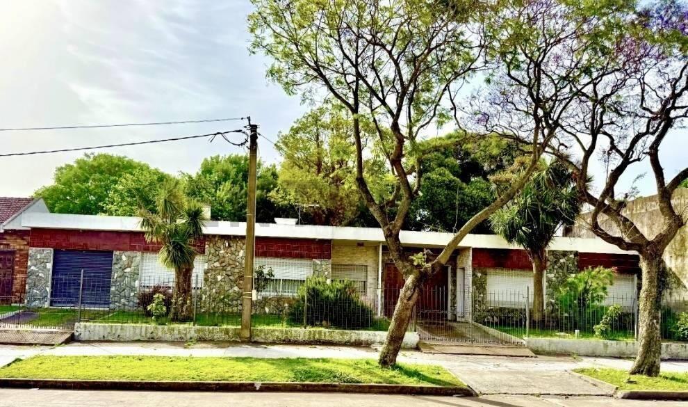 Venta 2 casas Peñarol,717 m2,multiples garajes.3 dormi,pa...