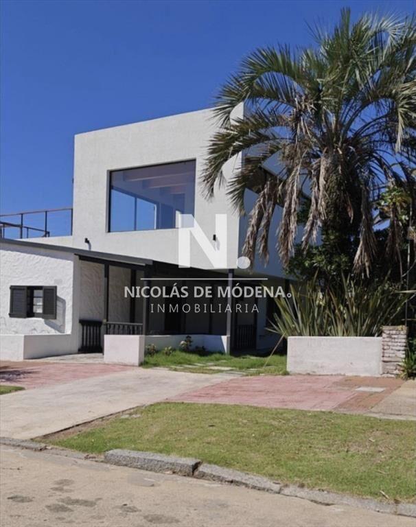 En venta casa de 4 dormitorios en PenÃ­nsula, del