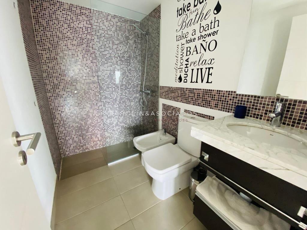 Apartamento en venta en piso alto Icon Brava del