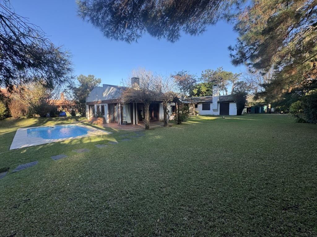 CASA EN VENTA 5 DORMITORIOS - PINARES