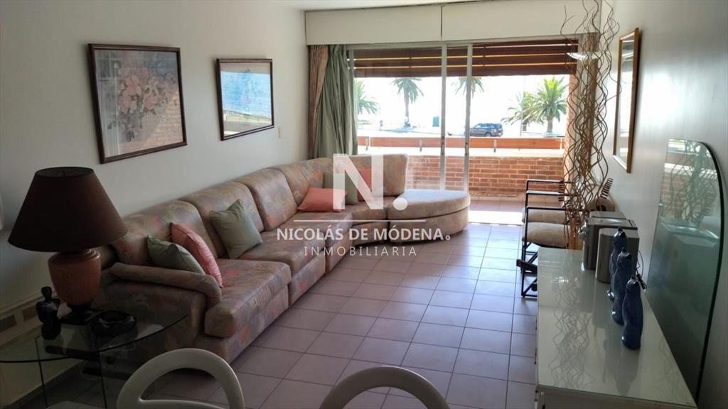 OPORTUNIDAD. VENDE APARTAMENTO FRENTE AL MAR CON