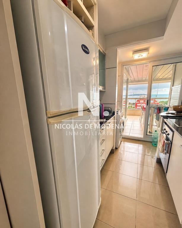 Vende Apartamento de 2 dormitorios con vista parcial al mar