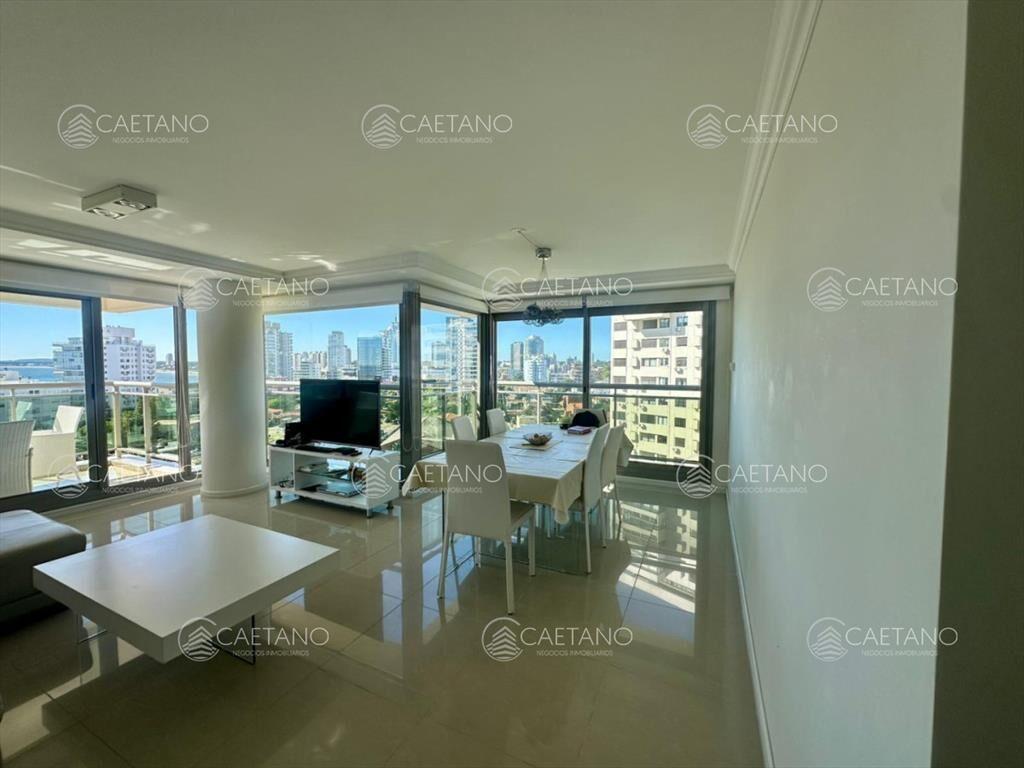 Excelente apartamento en venta en Punta del Este con vista