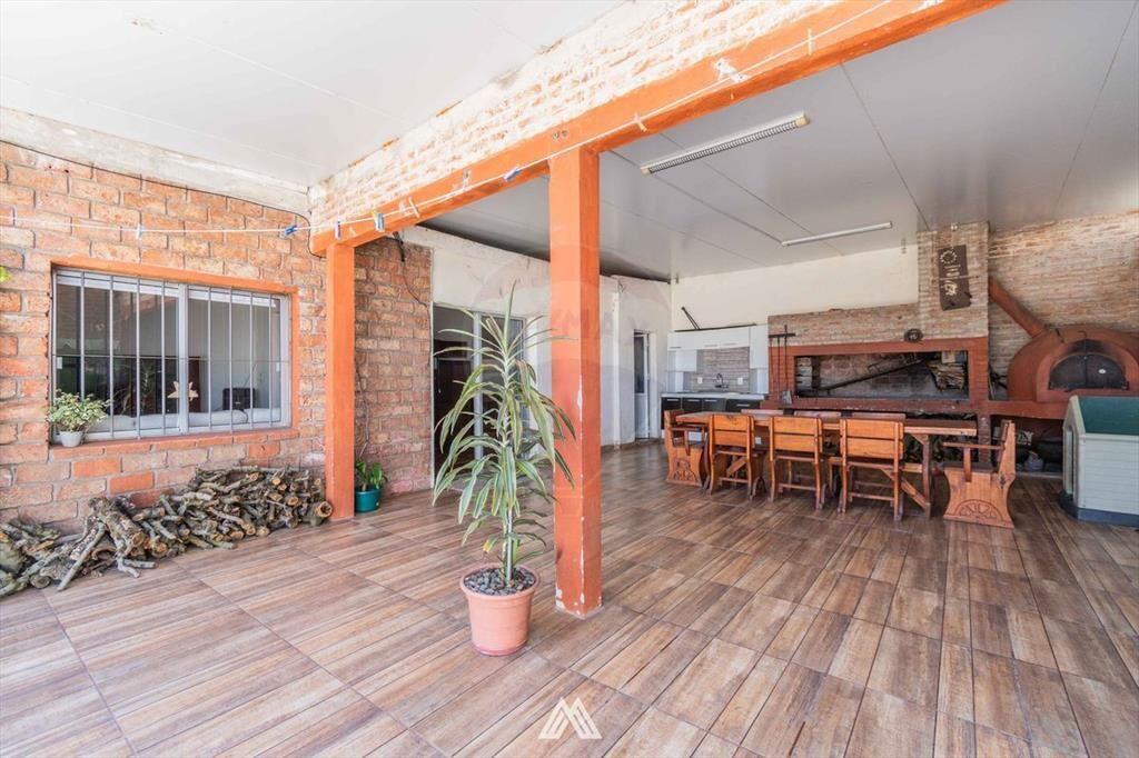 VENTA DE COCHERAS CON CASA EN COLON