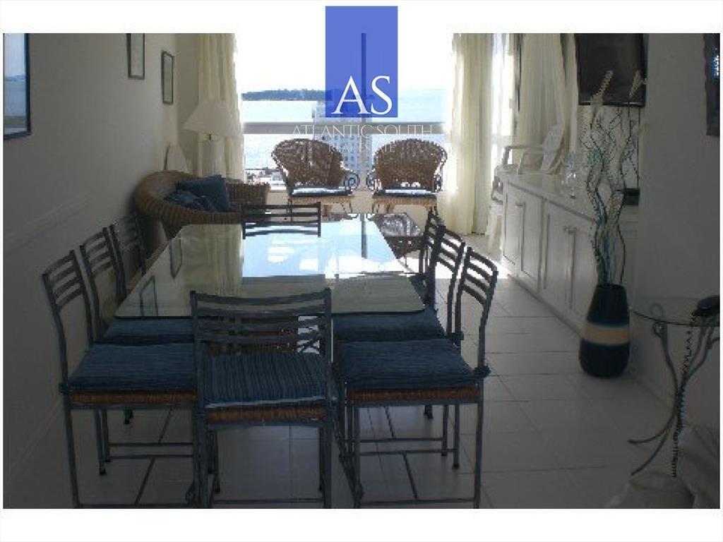 Apartamento de 3 dormitorios con vista al mar del