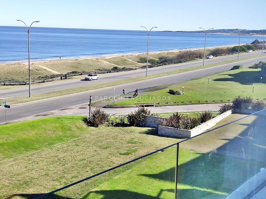 Penthouse en venta frente al mar en edificio del