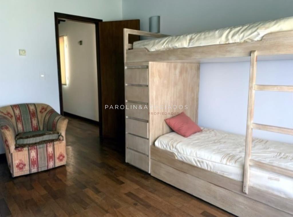VENTA DE CASA DE 4 DORMITORIOS  EN BARRIO LA DEL