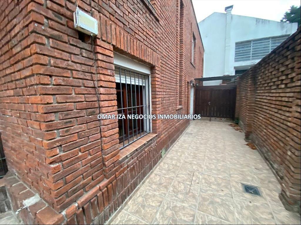 VENTA CASA LA COMERCIAL, 3 DORMITORIOS, JARDIN, 2 BAÑOS, PA