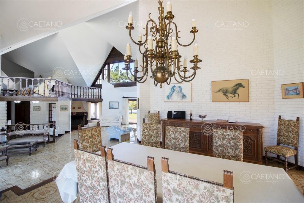 Venta de casa de 4 dormitorios más dependencia y