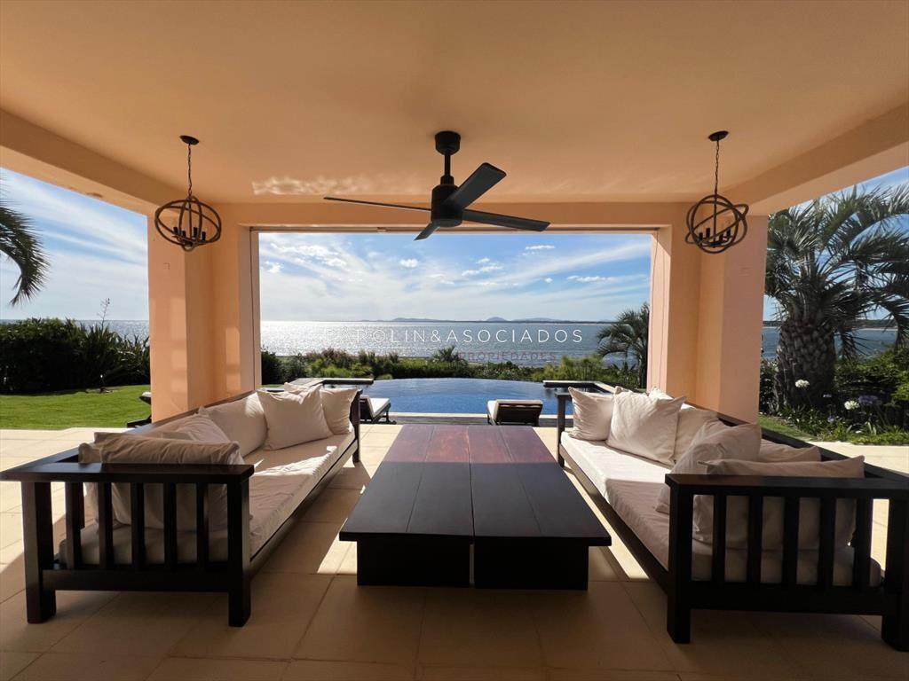 Espectacular casa en Punta Ballena sobre el mar