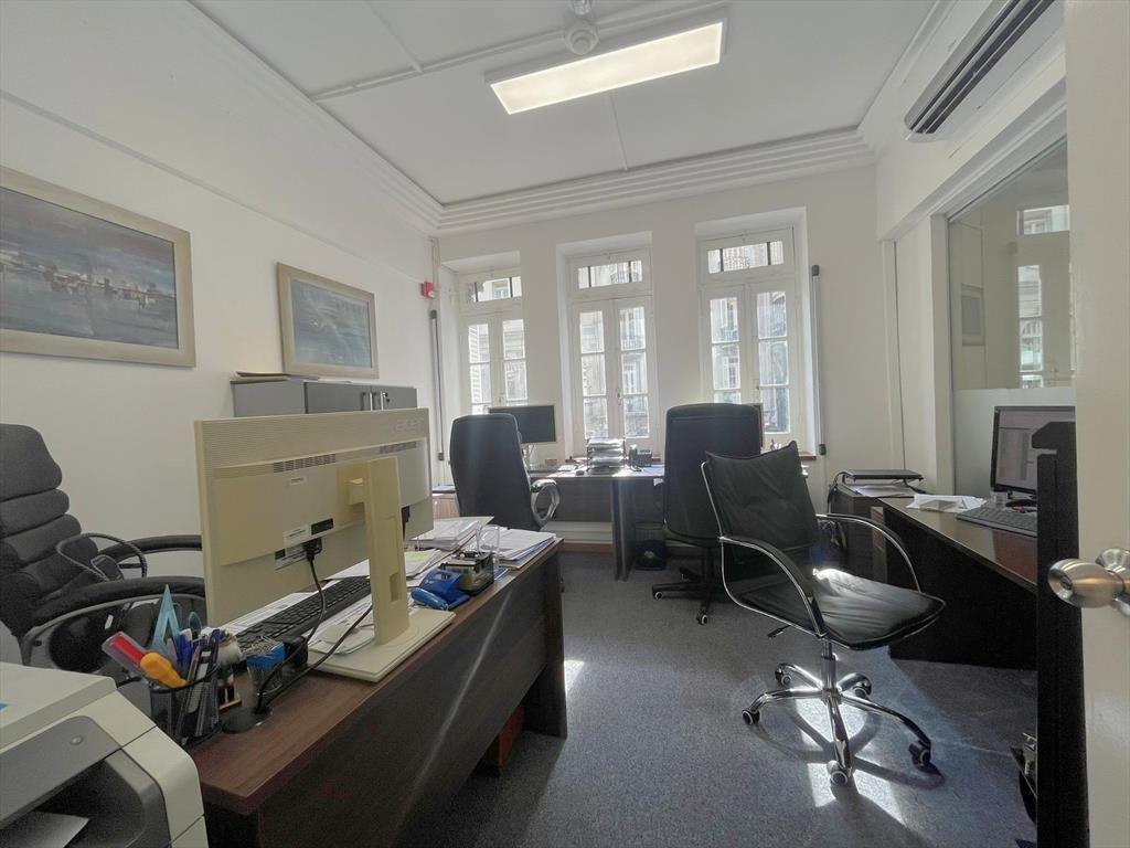 Venta excelente local en Av 18 de julio y Ejido. Centro. Re