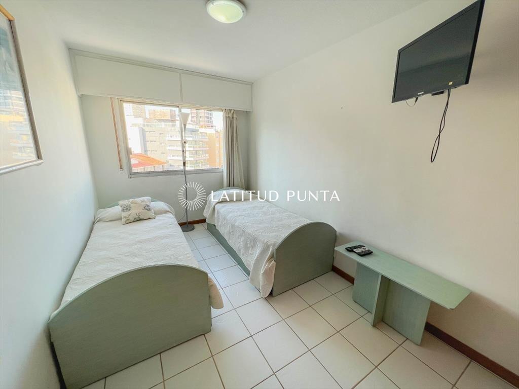 Apartamento con quincho frente al mar.