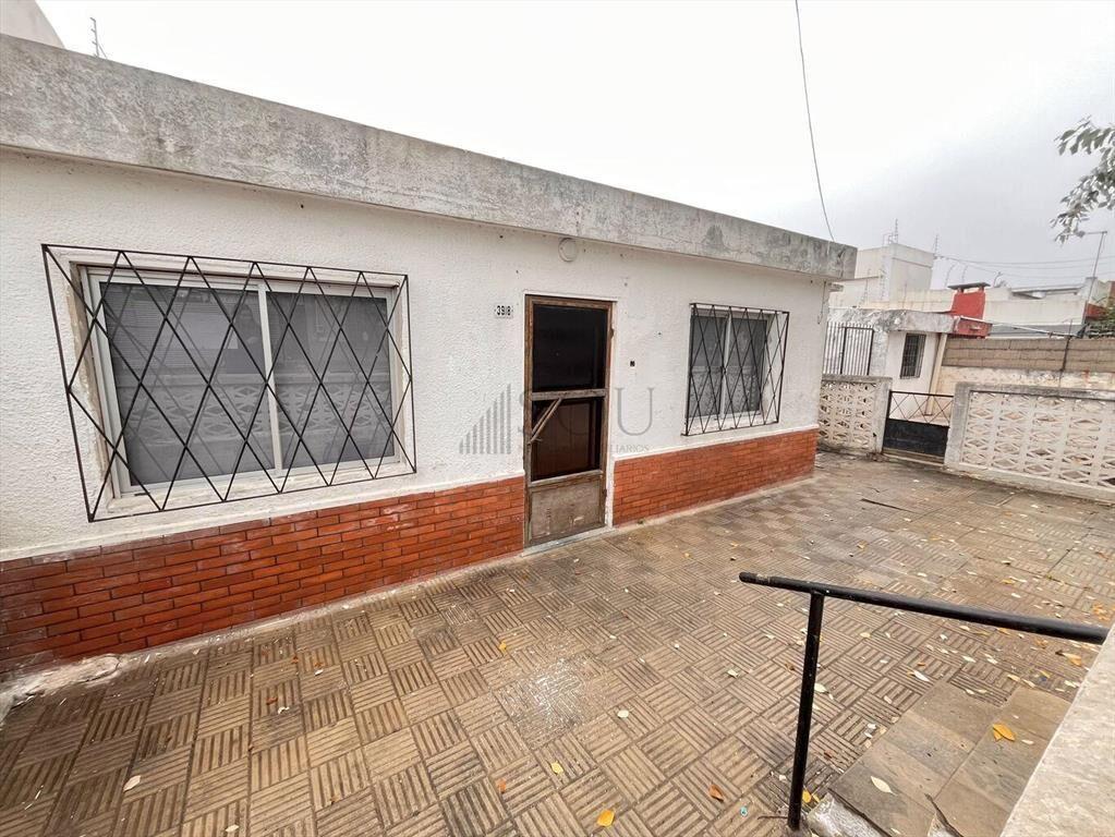 Alquiler casa 2 dormitorios con cochera cerro