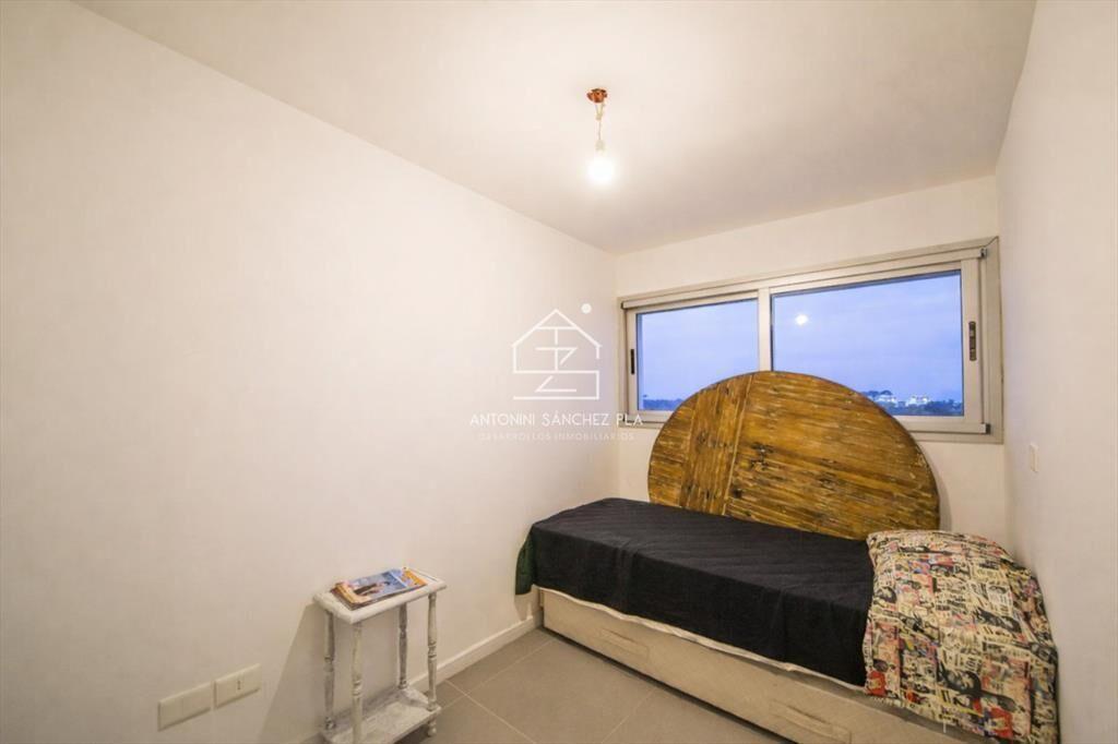 En venta en zona playera, apartamento de 3 dormitorios en B